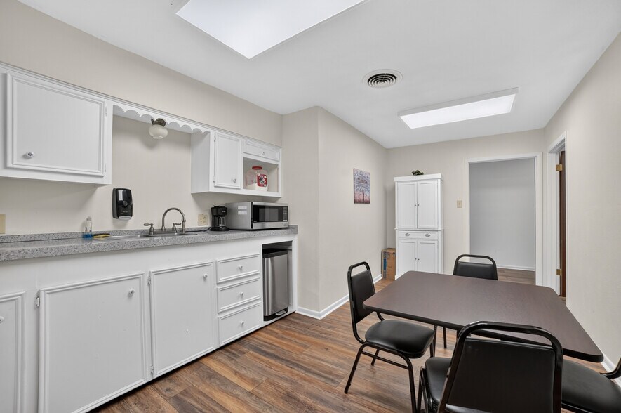 More Photos Of 108-110 W Grove St, Kaufman Office For Lease