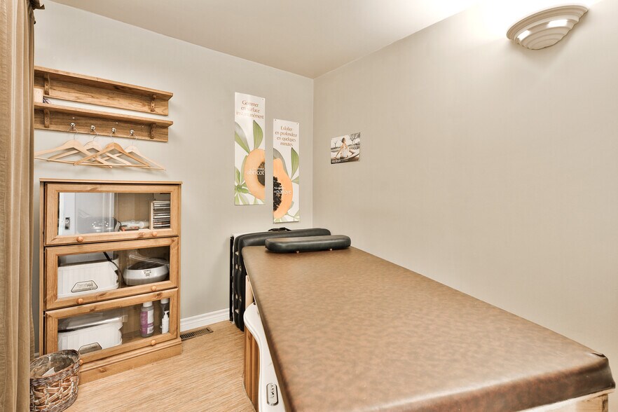 More Photos Of 2130 Av Bourgogne, Chambly Office For Sale