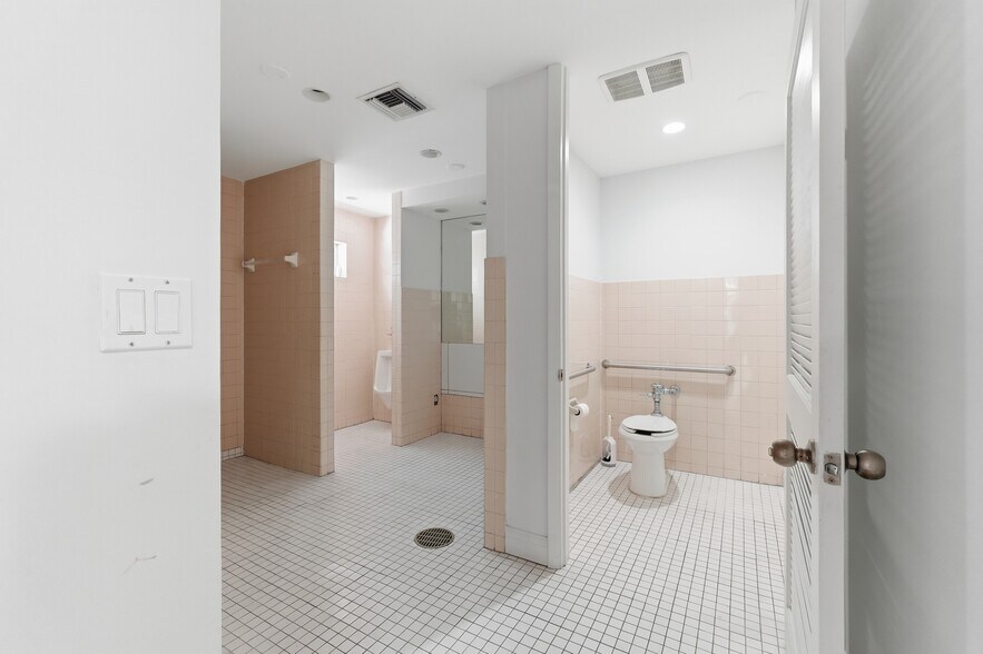More Photos Of 7311 SW 59th Ct, South Miami General Retail For Lease