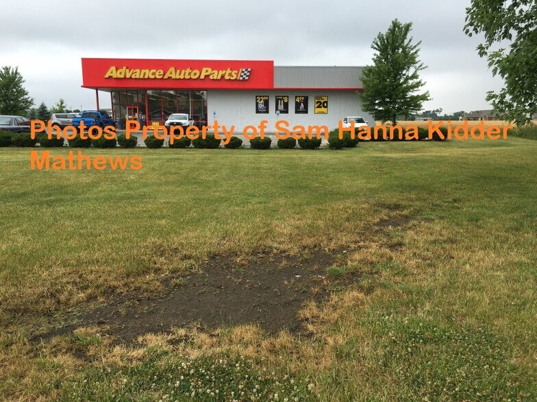 More Photos Of 255 Meadow Glen Dr, Ottawa Freestanding For Sale