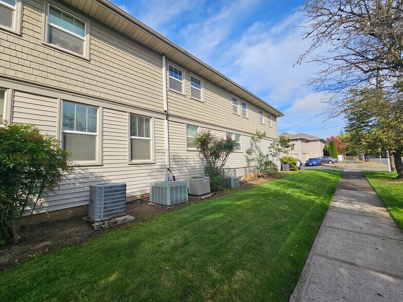 More Photos Of 945 Columbia St NE, Salem Office For Sale