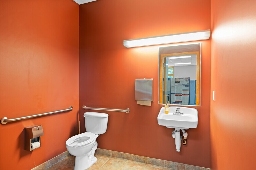 More Photos Of 3598 Green Pointe Ctr, Hamilton Office For Sale