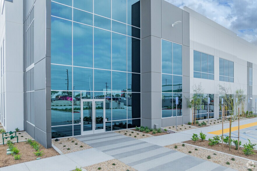 More Photos Of 3071 E Coronado St, Anaheim Warehouse For Lease