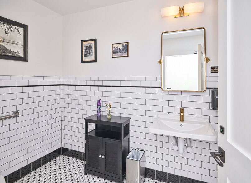 More Photos Of 47 Bridge St, Lambertville Restaurant For Sale