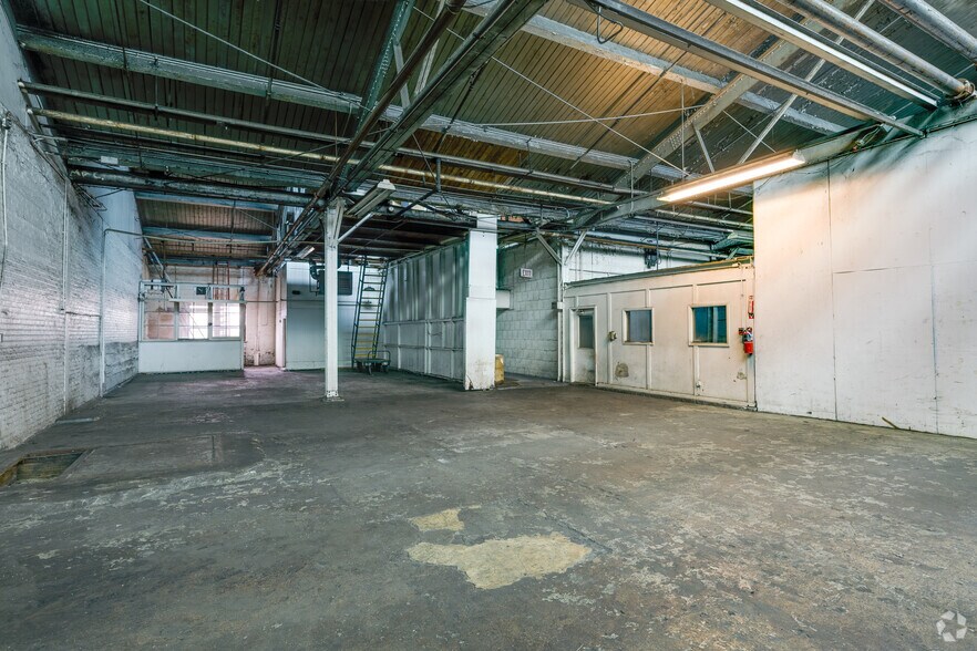 More Photos Of 5851 W Dickens Ave, Chicago Manufacturing For Lease