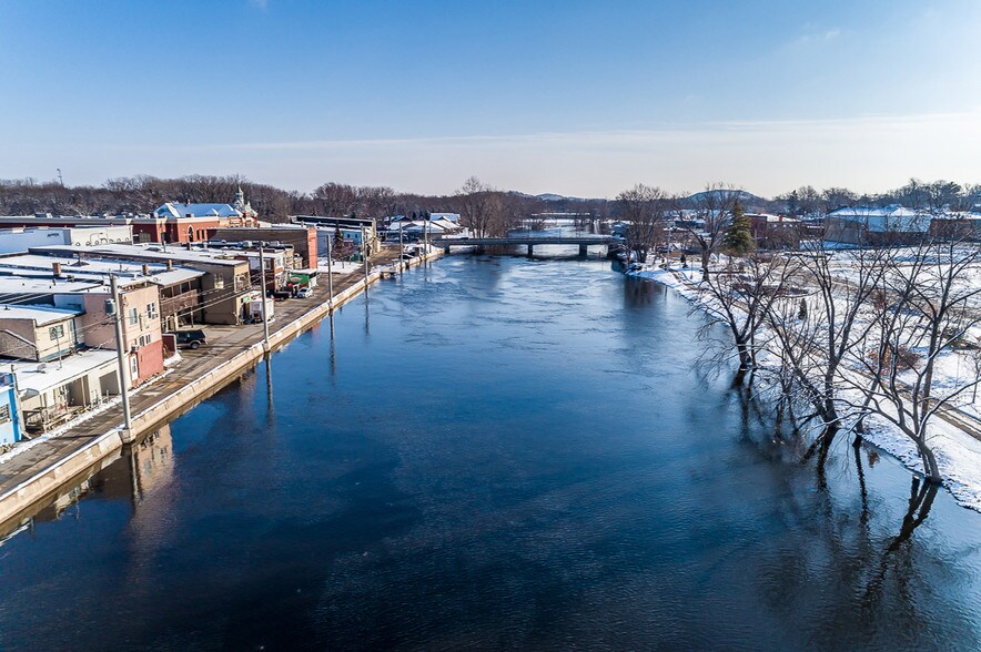 More Photos Of 318 W North Water St, New London Bar For Sale