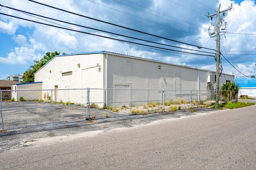 More Photos Of 2514 9th St W, Bradenton Freestanding For Sale