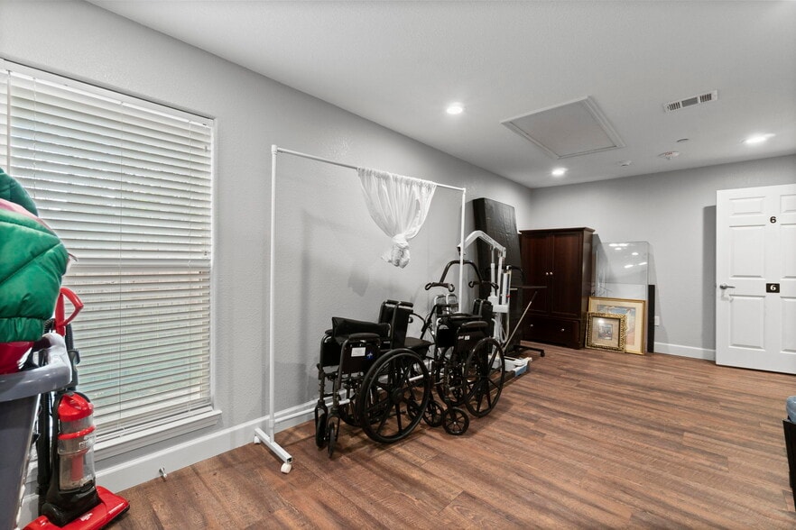More Photos Of 1930 River Falls Dr, Kingwood Assisted Living For Sale