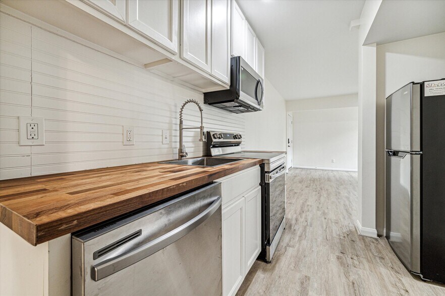 More Photos Of 1011 W 10th St, Houston Apartments For Sale