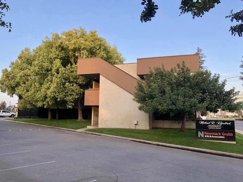 More Photos Of 2000 Oak St, Bakersfield Office For Lease