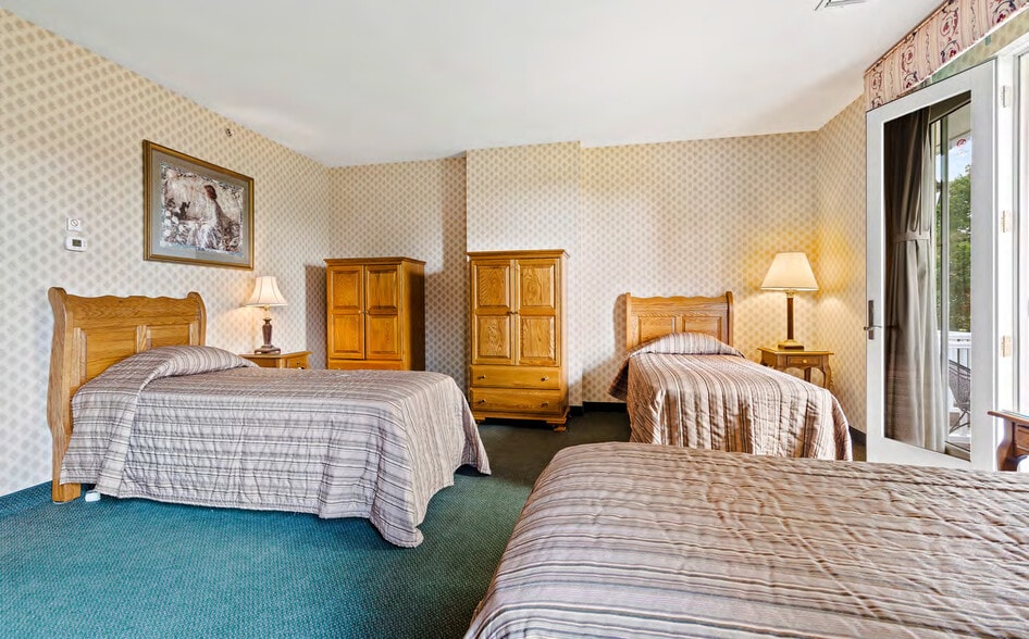 More Photos Of 14707 S Cheshire St, Burton Hotel For Sale