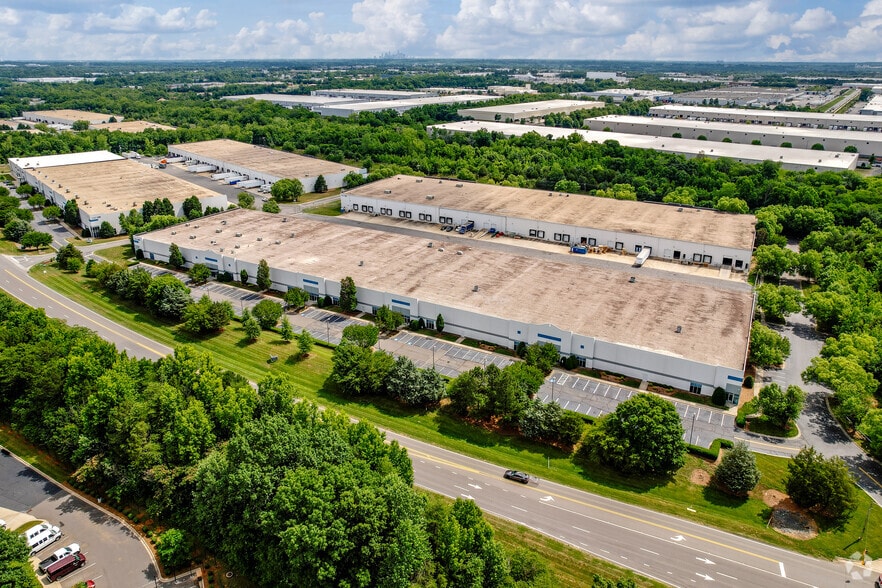 More Photos Of 13833 Carowinds Blvd, Charlotte Distribution For Lease