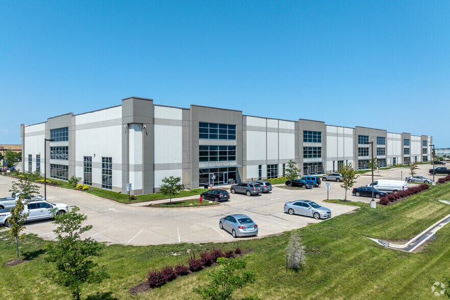 More Photos Of 1301 SE Gateway Dr, Grimes Distribution For Lease