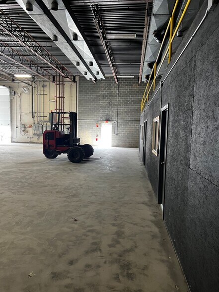 More Photos Of 1450 E Highwood Blvd, Pontiac Manufacturing For Lease