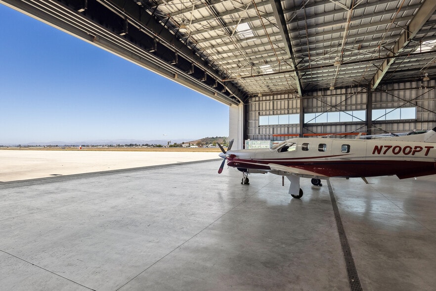 More Photos Of 800 Aviation Dr, Camarillo Airplane Hangar For Sale
