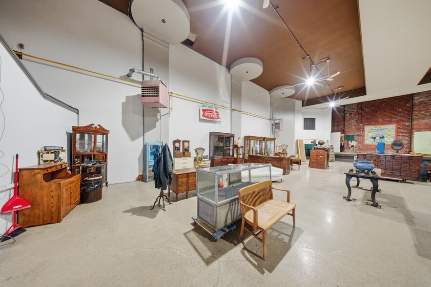 More Photos Of 195 Ottawa St N, Hamilton Storefront For Sale