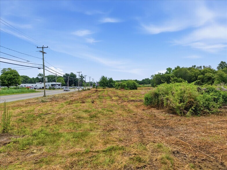 More Photos Of 16 Stonington Rd, Mystic Storefront For Sale