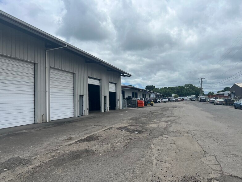 More Photos Of 612 Kalanianaole St, Hilo Warehouse For Sale