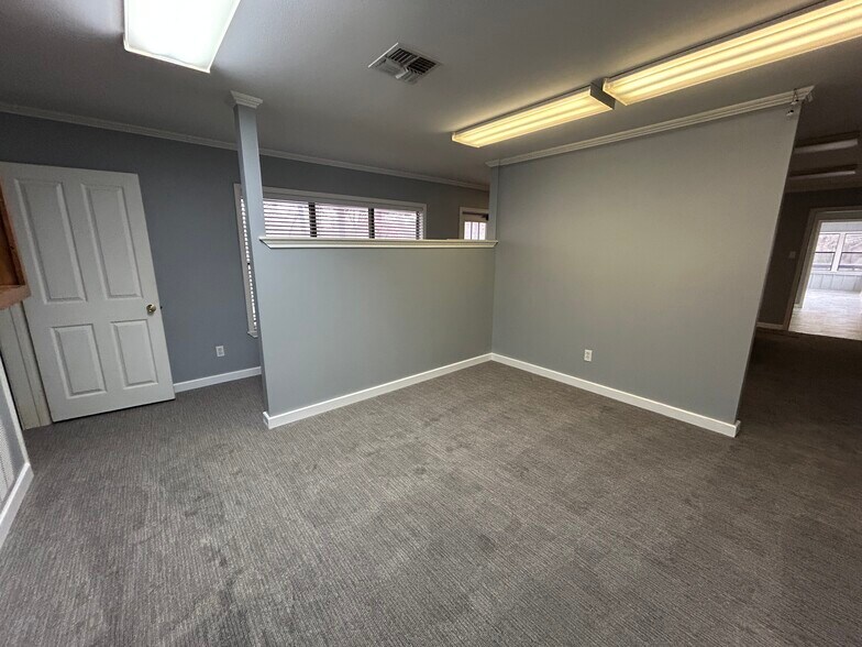 More Photos Of 2003 E US Highway 84, Palestine Office For Sale