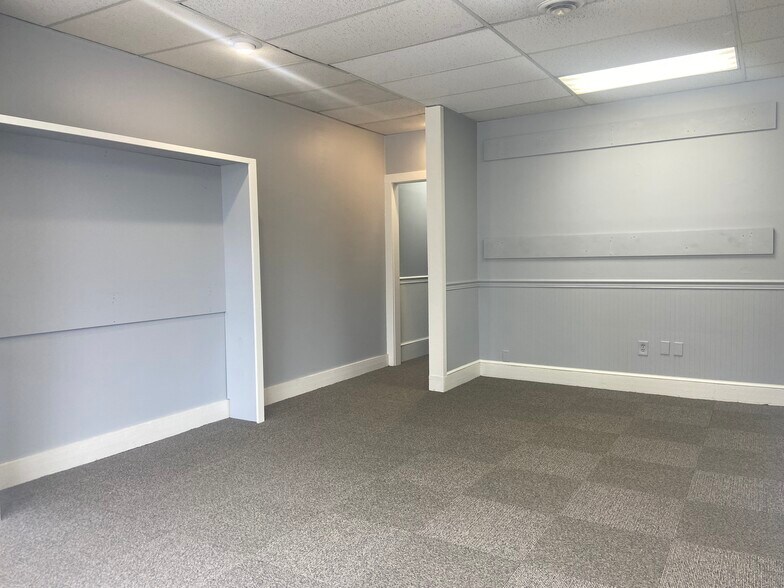 More Photos Of 101 Public Sq, Medina Storefront For Lease