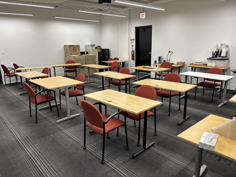 More Photos Of 3632-3652 N Cicero Ave, Chicago Showroom For Sale