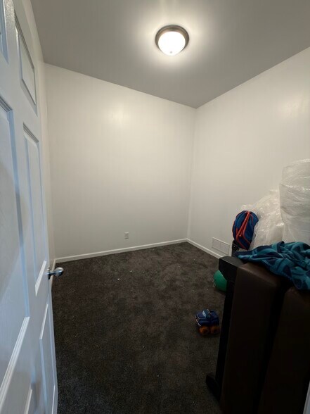 More Photos Of 205 Wiley ave, Washington General Retail For Sale