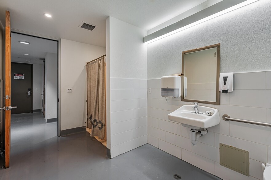 More Photos Of 1320-1326 9th St, Berkeley Warehouse For Sale