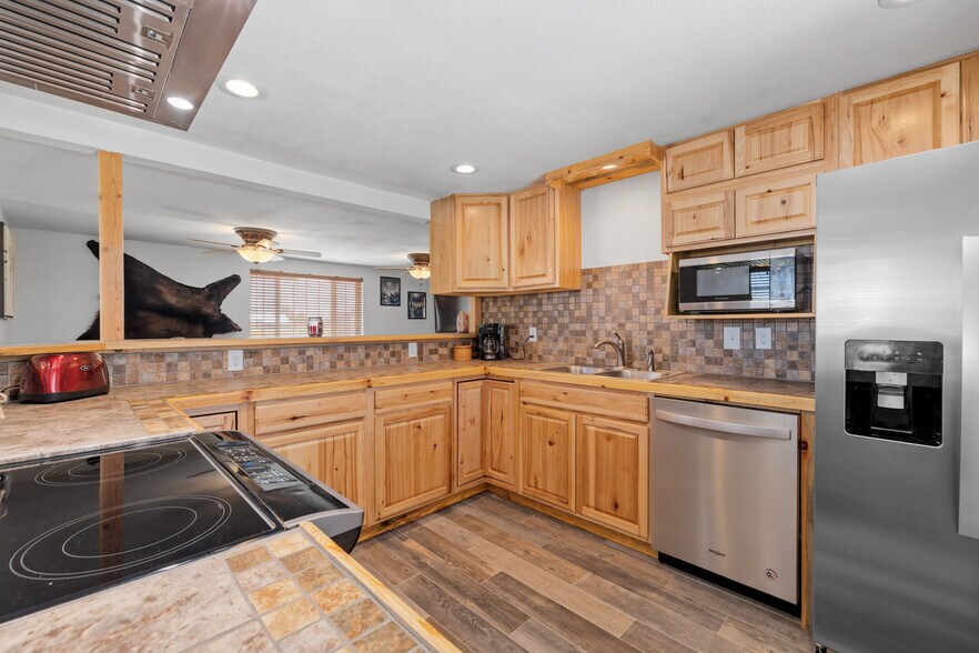 More Photos Of 914 W US Highway 30, Kimball Specialty For Sale