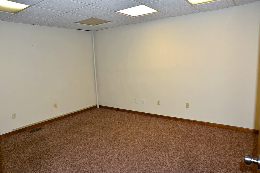 More Photos Of 9107 Industry Dr, Manassas Park Warehouse For Lease