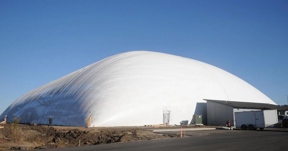 More Photos Of 901 Cannon Rd S, Dundas Sports And Entertainment For Sale