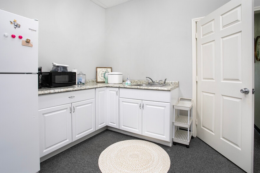 More Photos Of 16637 Old Jacksonville Hwy, Tyler Storefront Retail Office For Lease
