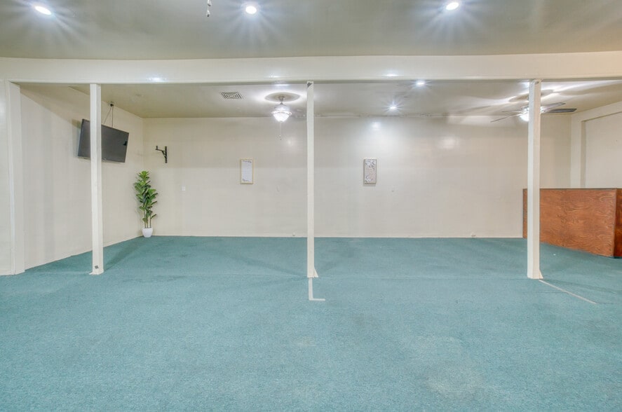 More Photos Of 11123 S Western Ave, Los Angeles Office For Sale