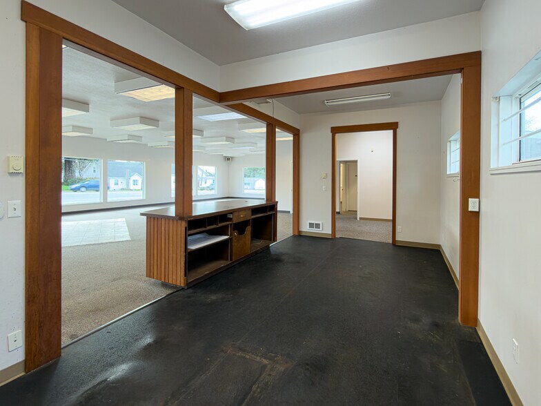 More Photos Of 805 US-101, Bandon General Retail For Sale