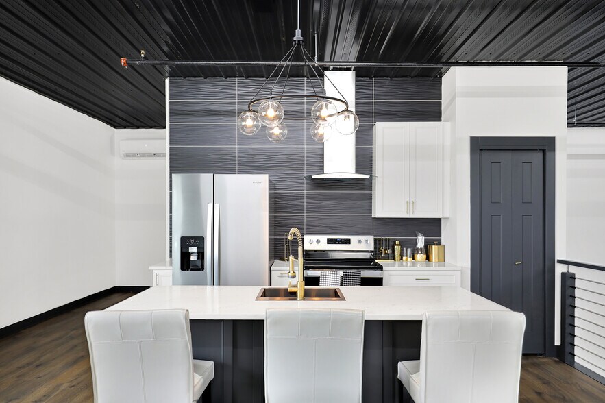 More Photos Of 17725 Motor District Cir, Carmel Showroom For Sale