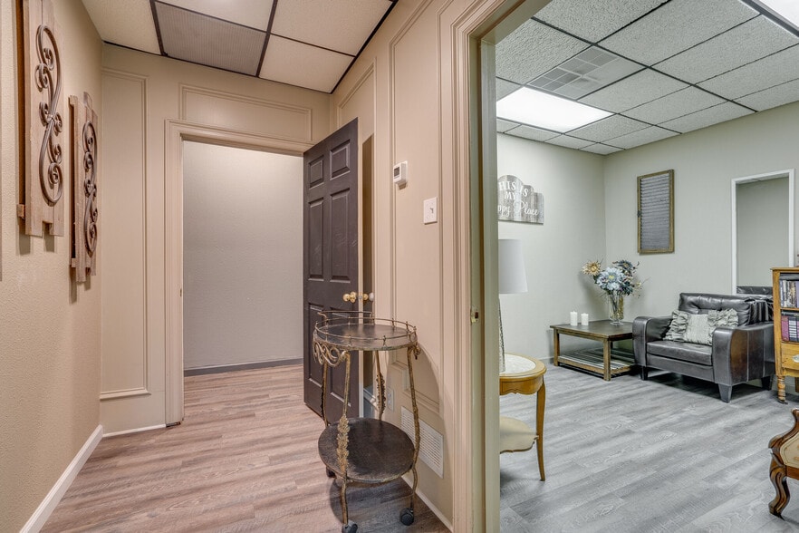 More Photos Of 109-111 S Main St, Irving Restaurant For Sale