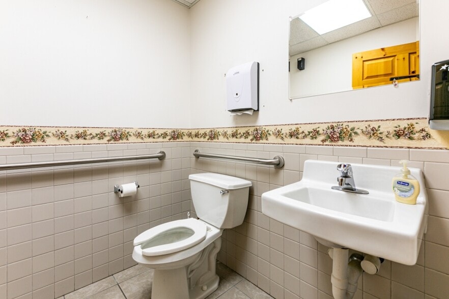 More Photos Of 562 S State St, Clearfield Auto Dealership For Sale