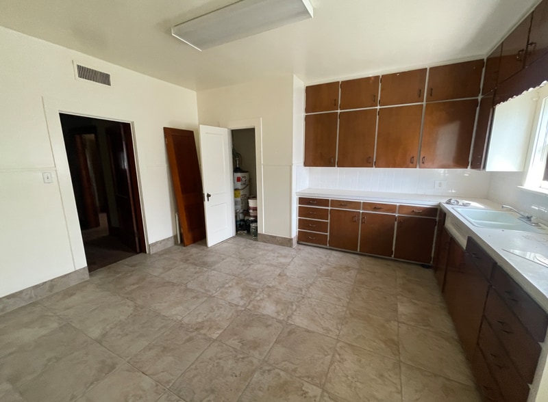 More Photos Of 106 W Josephine Ave, Weatherford Storefront Retail Office For Lease