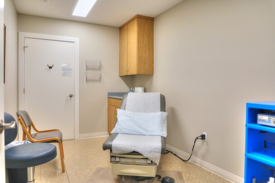 More Photos Of 1892 W US Highway 290, Fredericksburg Medical For Sale