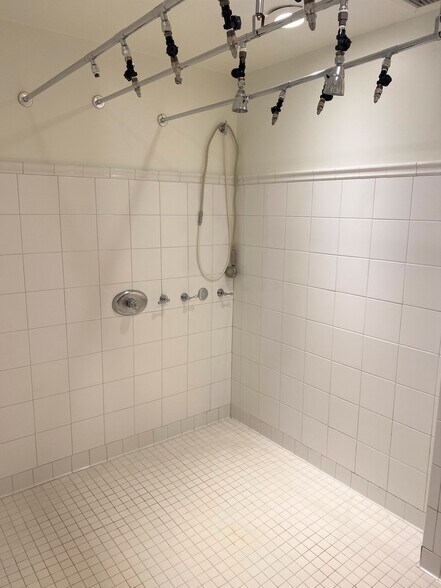 More Photos Of 449-451 N Canon Dr, Beverly Hills Unknown For Lease