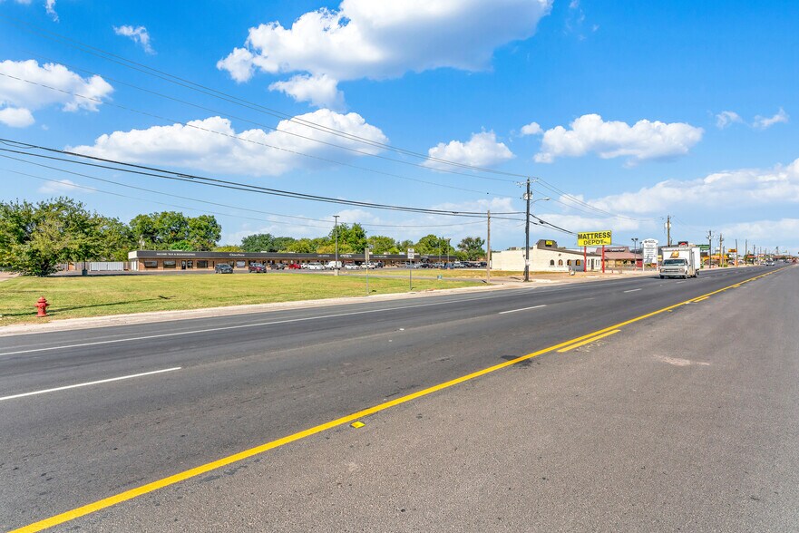 More Photos Of 702-736 S Saginaw Blvd, Fort Worth Unknown For Lease