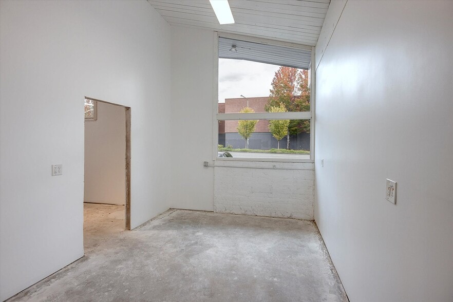 More Photos Of 13045 Lake City Way NE, Seattle Office For Sale