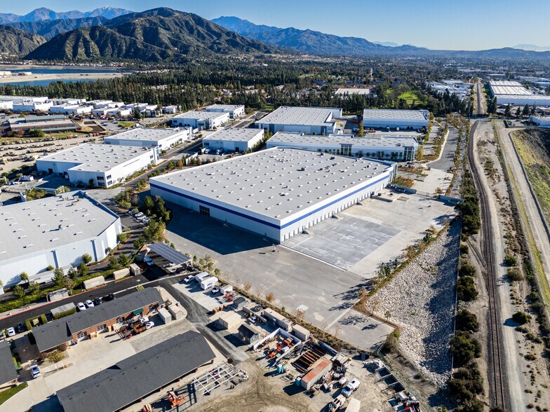 More Photos Of 1021 N Todd Ave, Azusa Distribution For Lease