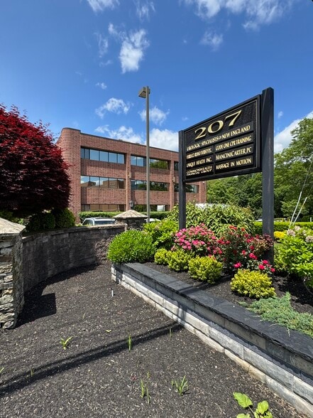 More Photos Of 207 Quaker Ln, West Warwick Office For Lease