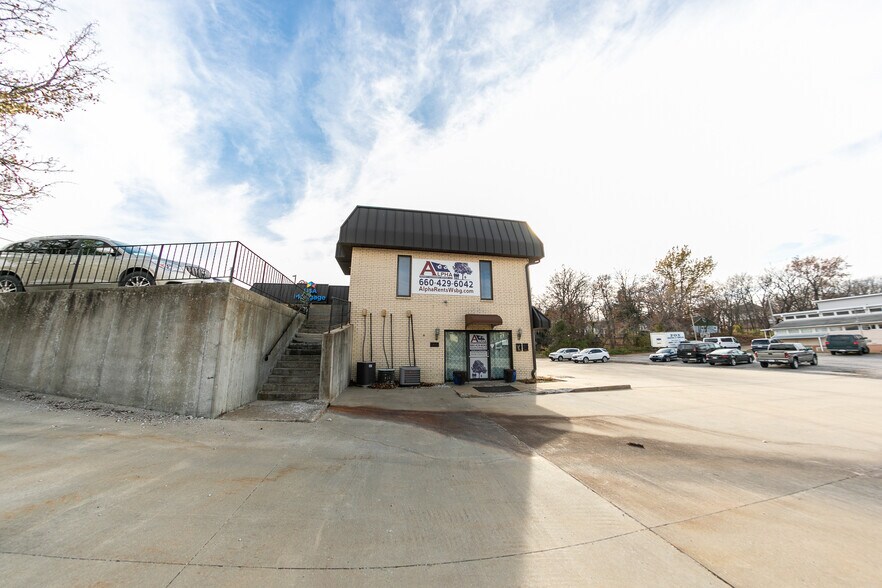 More Photos Of 506 N Maguire St, Warrensburg Office For Lease