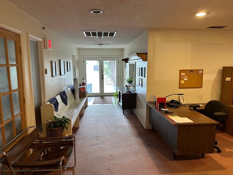 More Photos Of 1505 E Henderson St, Cleburne Office For Sale
