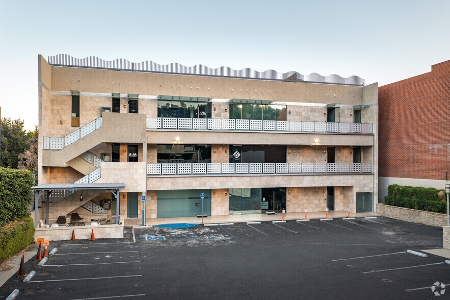 Primary Photo Of 11331 Ventura Blvd, Studio City Loft Creative Space For Lease