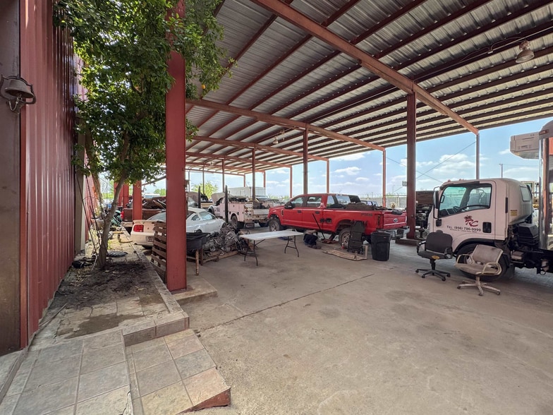 More Photos Of 5103 US Highway 59, Laredo Warehouse For Sale