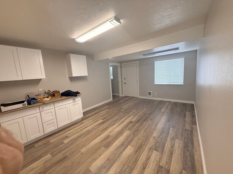 More Photos Of 490 N Pine St, Canby Service For Lease