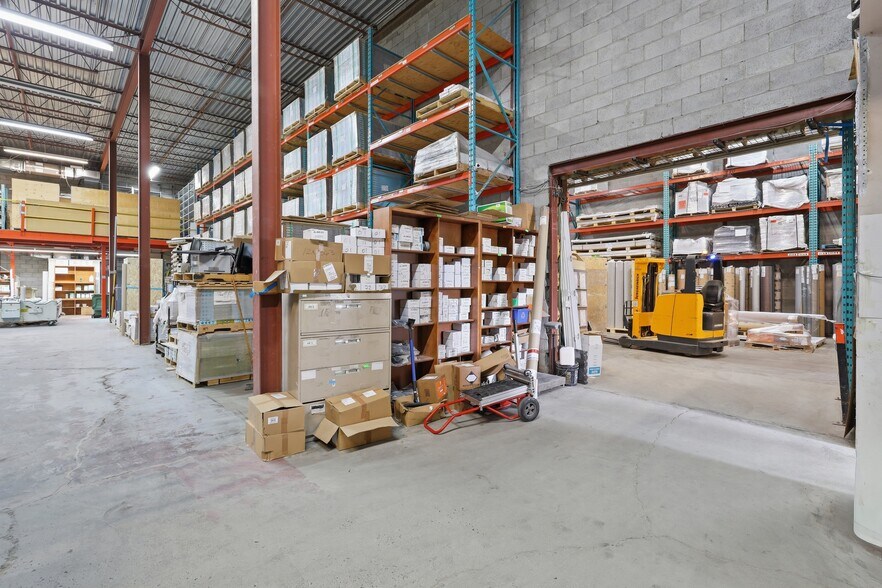 More Photos Of 8905 Boul Henri-Bourassa O, Saint-Laurent Showroom For Lease