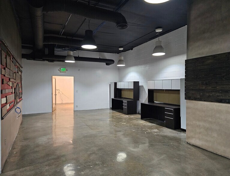 More Photos Of 6878-6880 Beck Ave, North Hollywood Warehouse For Lease